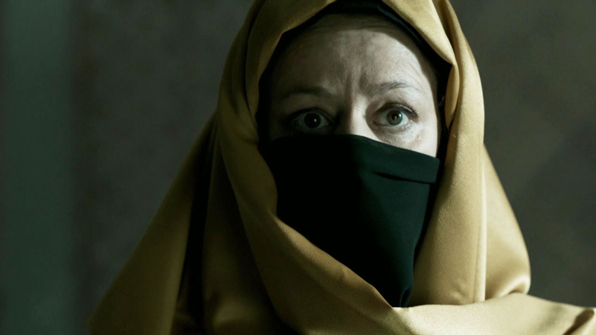 Encarna se esconde tras el velo