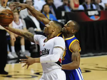 Lillard encesta ante la defensa de Andre Iguodala Lillard encesta ante la defensa de Andre Iguodala