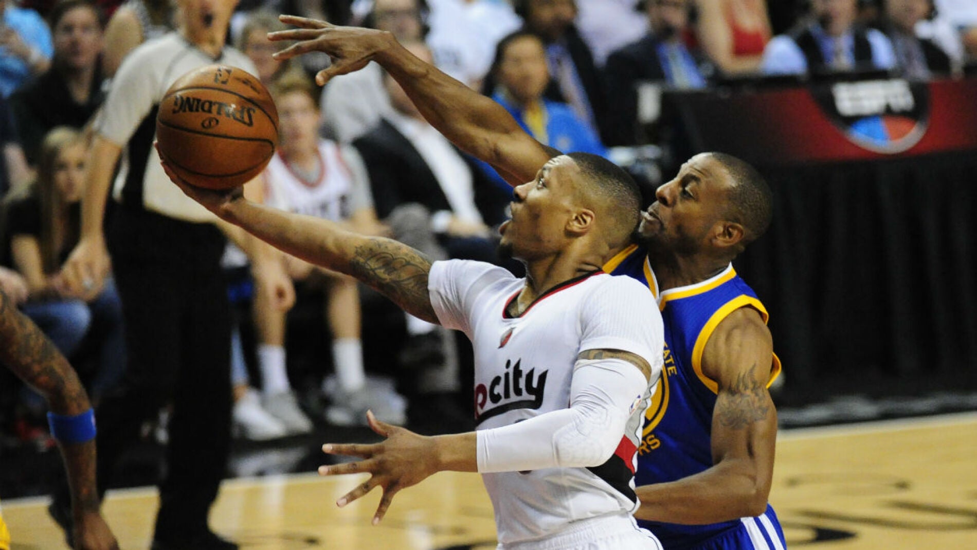 Lillard encesta ante la defensa de Andre Iguodala