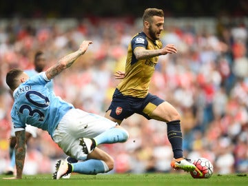 Jack Wilshere ante la marca de Otamendi en el Etihad Stadium