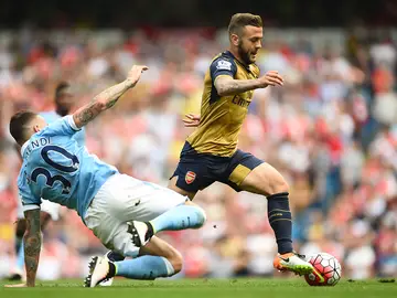 Jack Wilshere ante la marca de Otamendi en el Etihad Stadium Jack Wilshere ante la marca de Otamendi en el Etihad Stadium