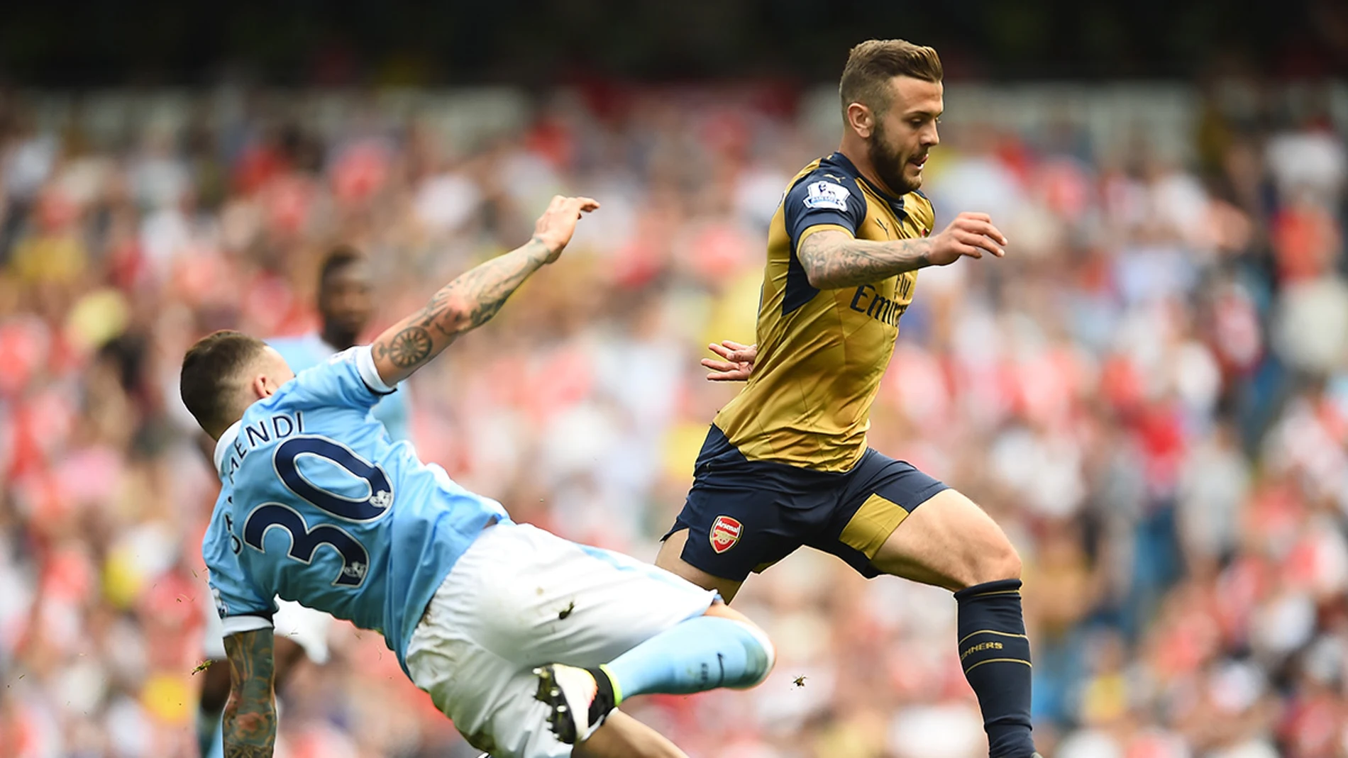 Jack Wilshere ante la marca de Otamendi en el Etihad Stadium Jack Wilshere ante la marca de Otamendi en el Etihad Stadium