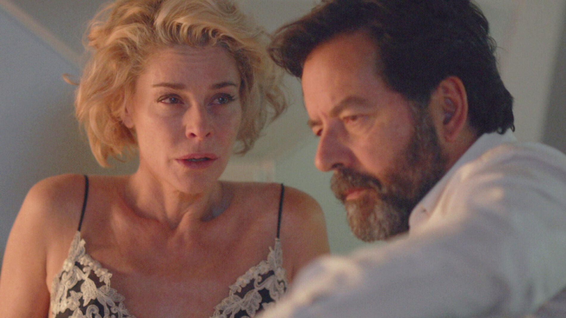 Luis descubre que Claudia le ha sido infiel