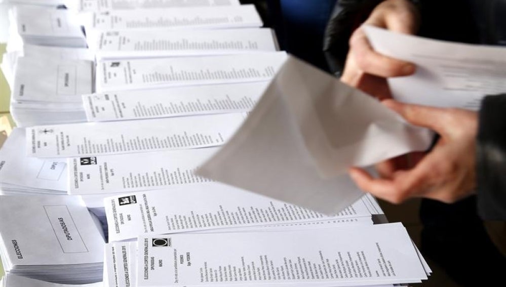 Elecciones generales 2019: Una persona selecciona una de las papeletas dispuestas en el colegio electoral