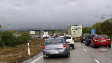 Retenciones de hasta 35 kilómetros en las carreteras de Madrid por la lluvia