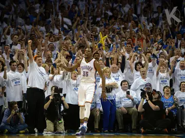 Kevin Durant celebra una de sus canastas con la grada entregada Kevin Durant celebra una de sus canastas con la grada entregada