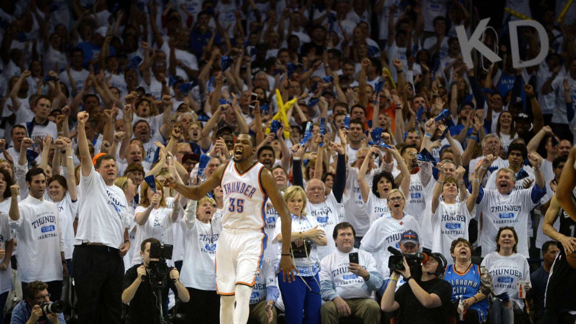 Kevin Durant celebra una de sus canastas con la grada entregada