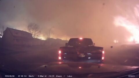 Frame 5.709938 de: Las autoridades canadienses, optimistas sobre su &eacute;xito contra el incendio en Alberta