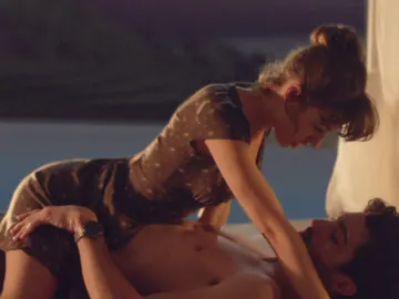 Claudia, celosa al ver a su hija y Carlos manteniendo sexo Claudia, celosa al ver a su hija y Carlos manteniendo sexo