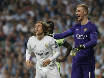 Luka Modric, con Joe Hart durante el Real Madrid - Manchester City