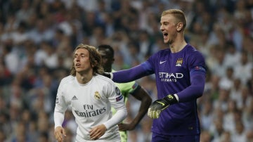 Luka Modric, con Joe Hart durante el Real Madrid - Manchester City