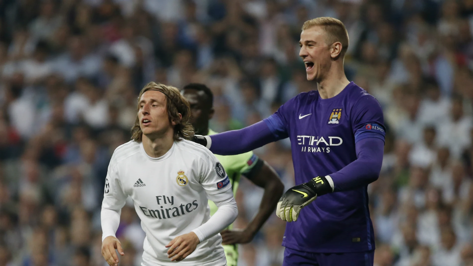 Luka Modric, con Joe Hart durante el Real Madrid - Manchester City Luka Modric, con Joe Hart durante el Real Madrid - Manchester City