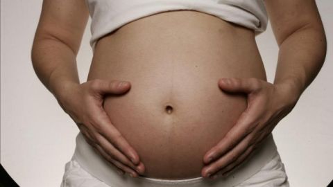 Una mujer embarazada