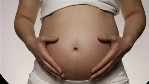 Una mujer embarazada Una mujer embarazada