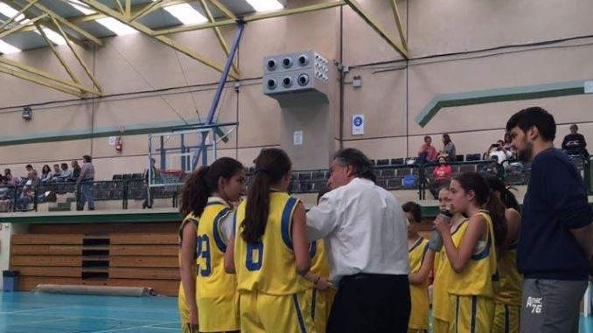 Pepu Hern&aacute;ndez, dirigiendo a un equipo de chicas de Hortaleza