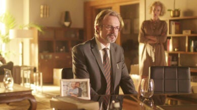 Bernardo le cuenta a Luis toda la verdad sobre la corrupción en la embajada