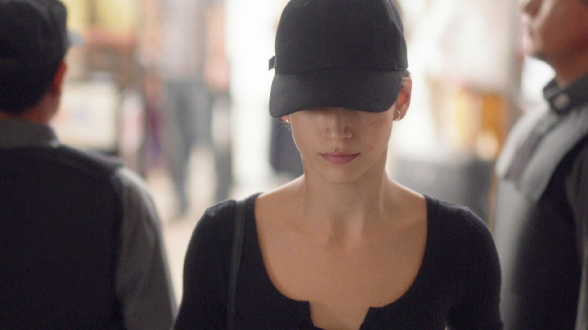 Ester intenta escapar de Tailandia
