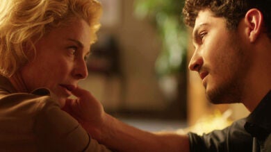 Carlos no puede contener su atracción por Claudia