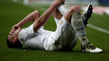 Lucas Vázquez se lleva la mano a la rodilla durante el partido contra el Valencia