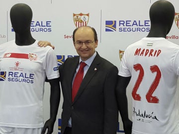 El presidente del Sevilla, José Castro, presenta las camisetas para la final de Copa