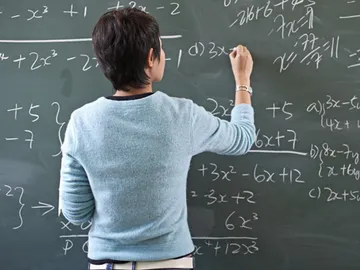 Profesora escribiendo en la pizarra Profesora escribiendo en la pizarra