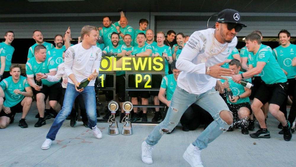 Lewis Hamilton 'huye' del baño de champán de Nico Rosberg
