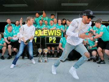 Lewis Hamilton 'huye' del baño de champán de Nico Rosberg