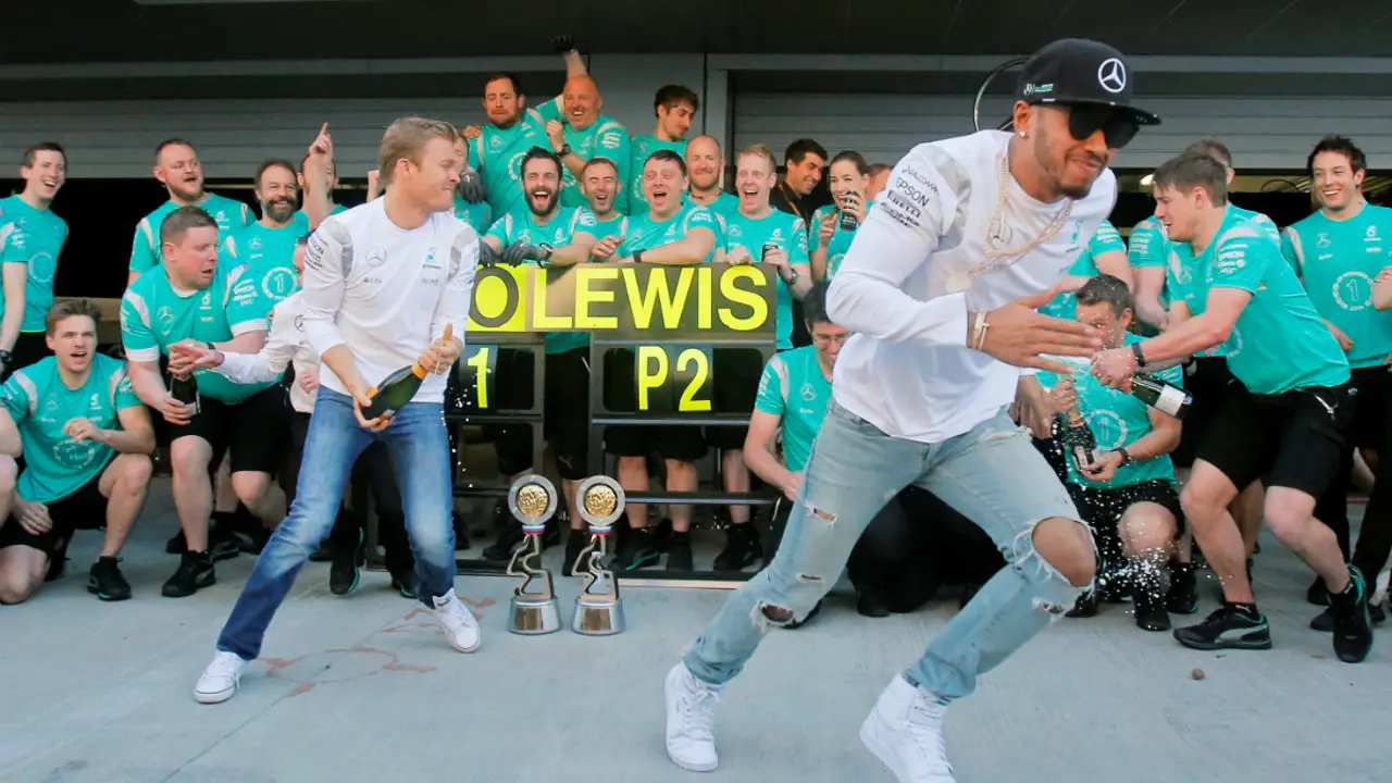 Lewis Hamilton 'huye' del baño de champán de Nico Rosberg