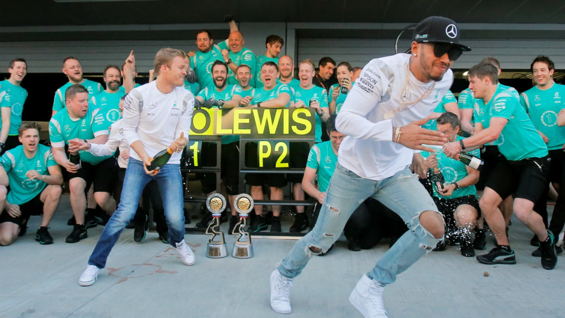 Lewis Hamilton 'huye' del baño de champán de Nico Rosberg