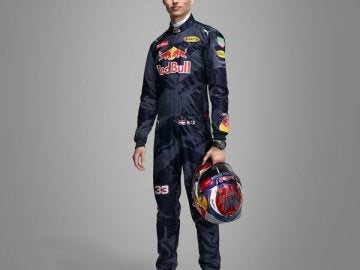 Verstappen posa con el mono de Red Bull