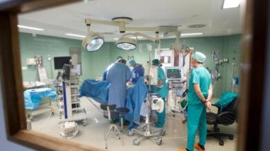 Extirpan un tumor cerebral a una paciente mientras habla para no dañar el área del lenguaje