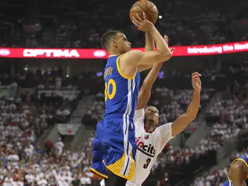 Stephen Curry lanza a canasta ante la defensa de McCollum Stephen Curry lanza a canasta ante la defensa de McCollum