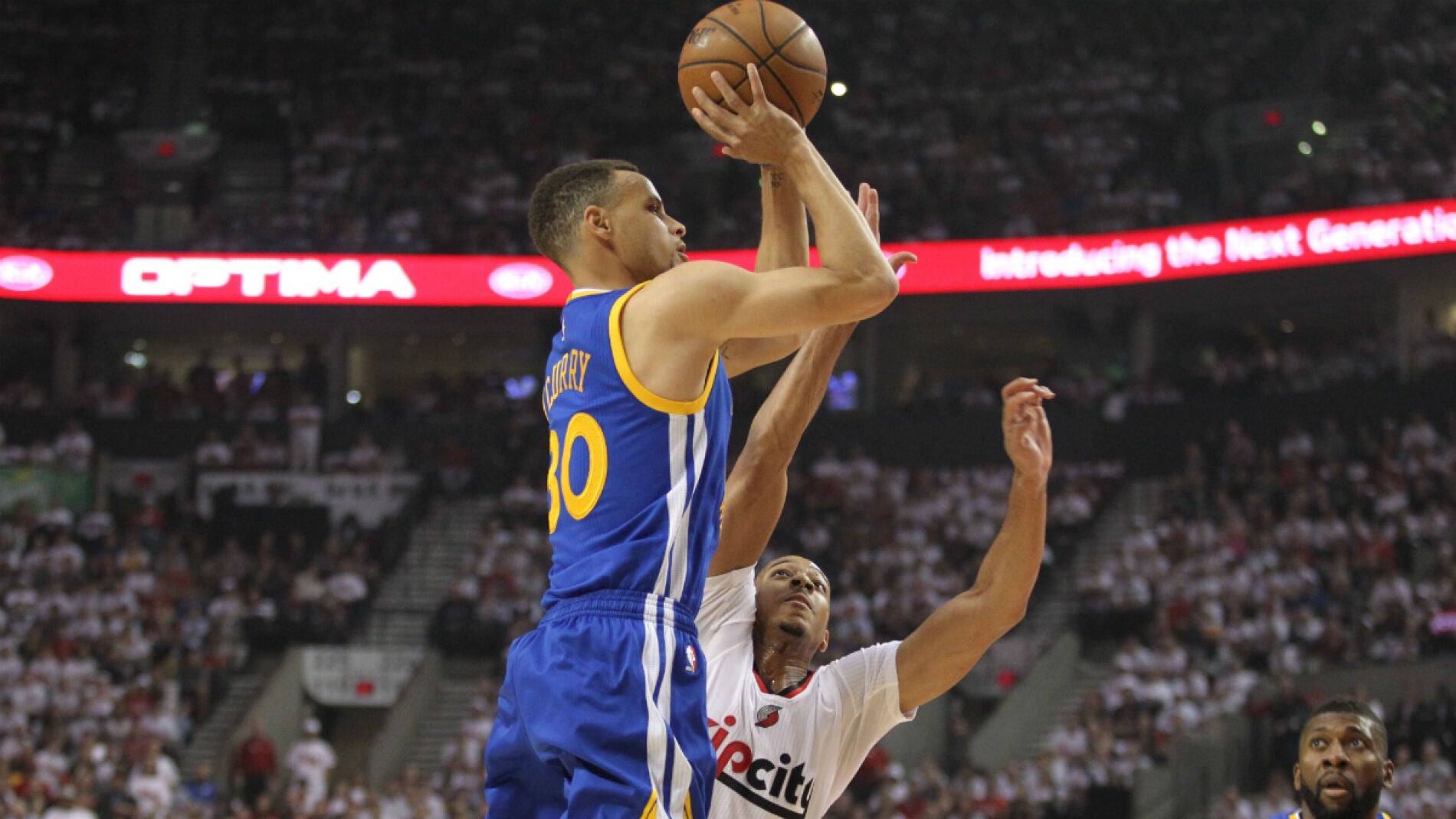 Stephen Curry lanza a canasta ante la defensa de McCollum