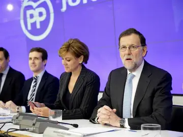 Mariano Rajoy, acompañado por los miembros del partido (de izda. a dcha.) Rafael Hernando, Pablo Casado y María Dolores de Cospedal Mariano Rajoy, acompañado por los miembros del partido (de izda. a dcha.) Rafael Hernando, Pablo Casado y María Dolores de Cospedal