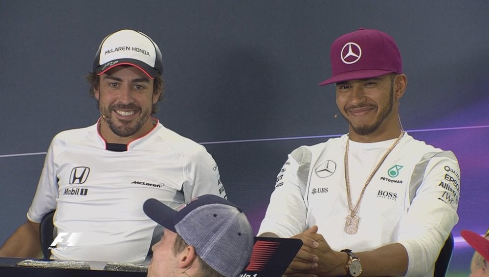 Alonso y Hamilton bromean en rueda de prensa