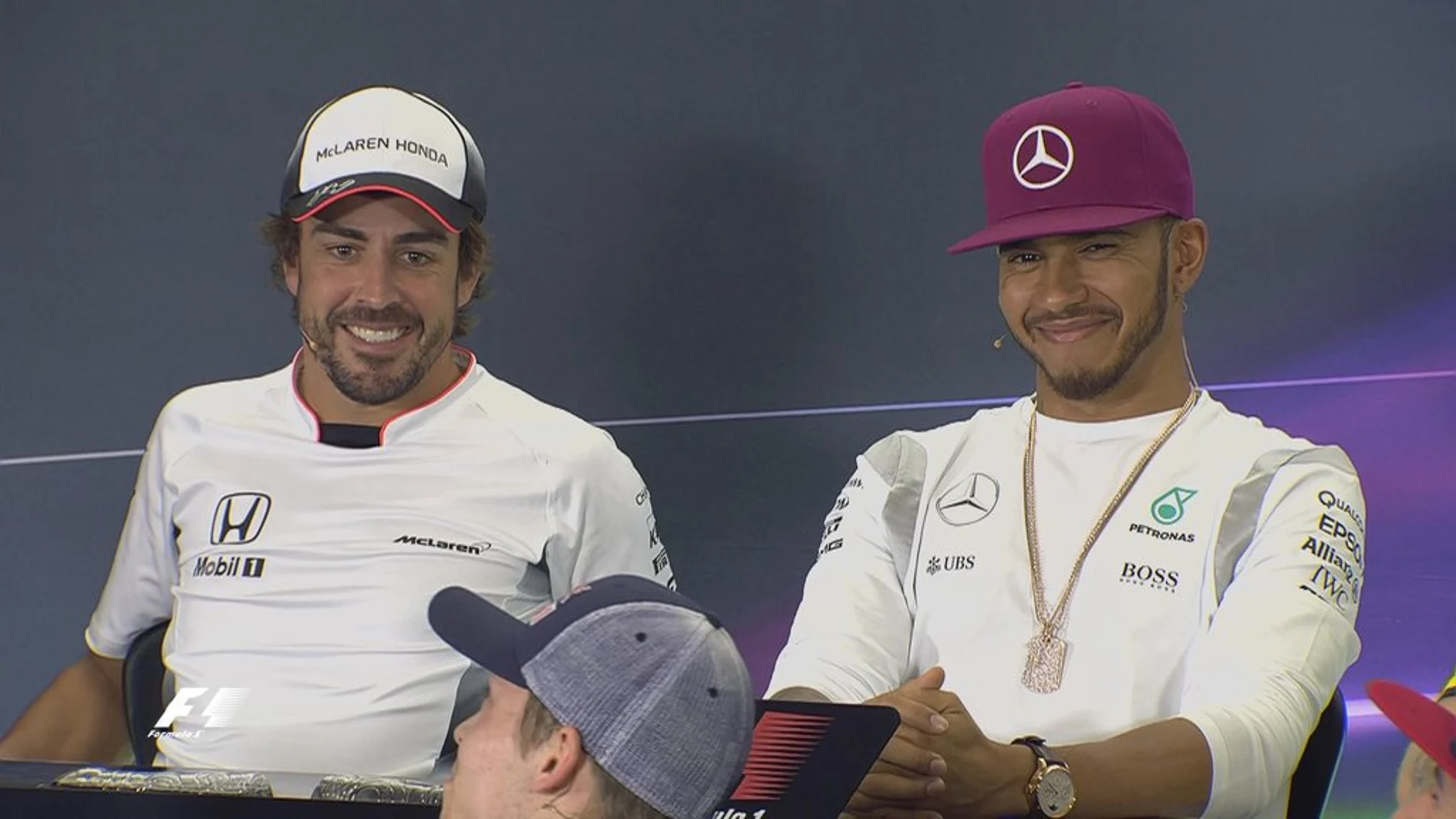Alonso y Hamilton bromean en rueda de prensa