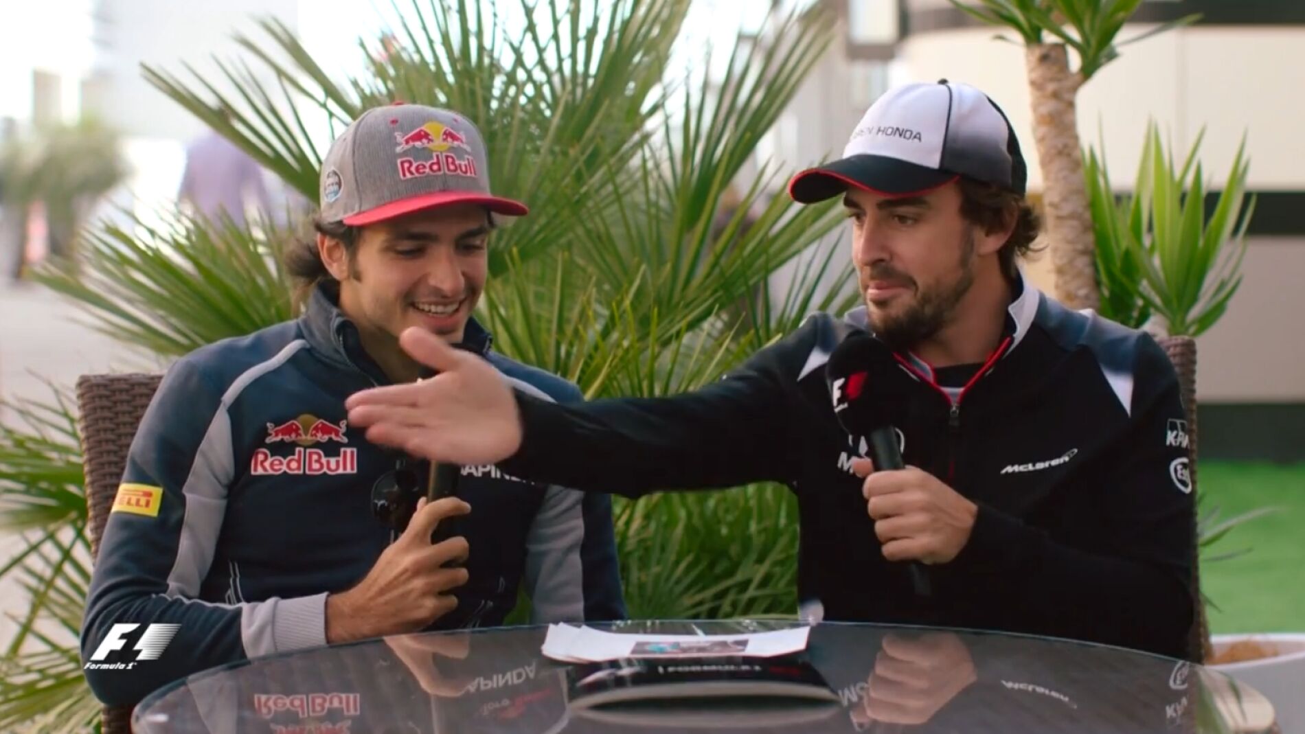 Carlos Sainz y Fernando Alonso, durante una entrevista