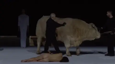 Frame 45.321104 de: Polémica por la presencia de un toro en una ópera en el Teatro Real Frame 45.321104 de: Polémica por la presencia de un toro en una ópera en el Teatro Real