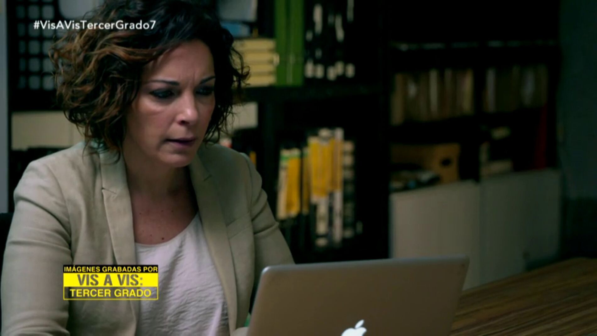 Frame 3.735545 de: Miranda consulta en Internet