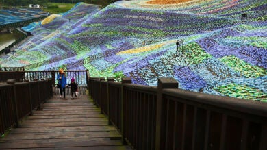 Recrean con botellas 'La noche estrellada' de Van Gogh en Taiwán
