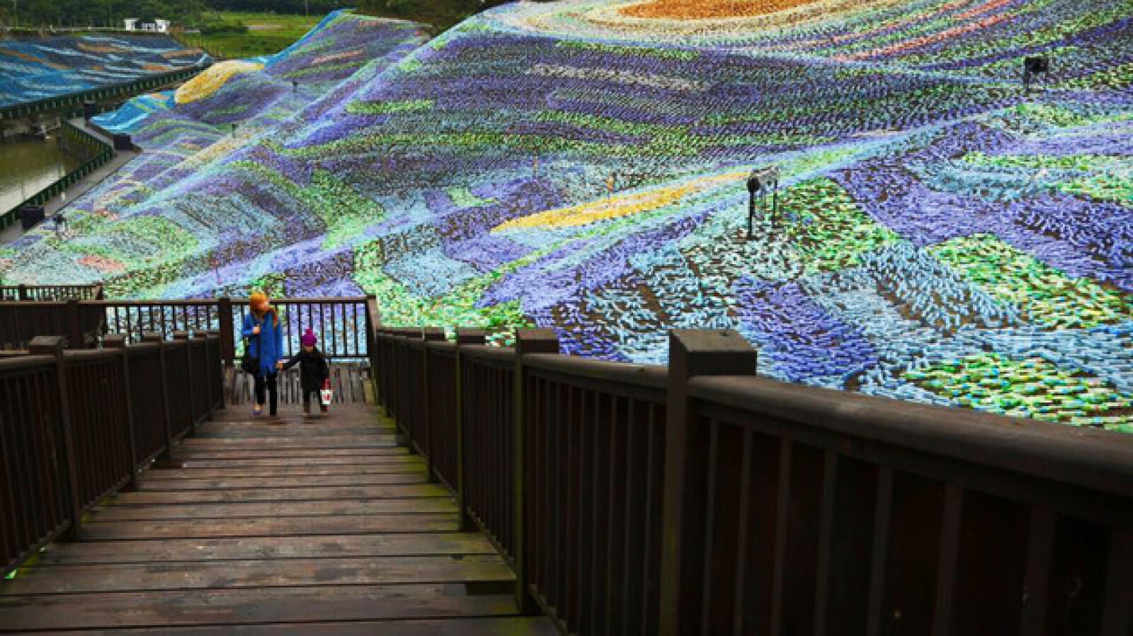 Recrean con botellas 'La noche estrellada' de Van Gogh en Taiwán