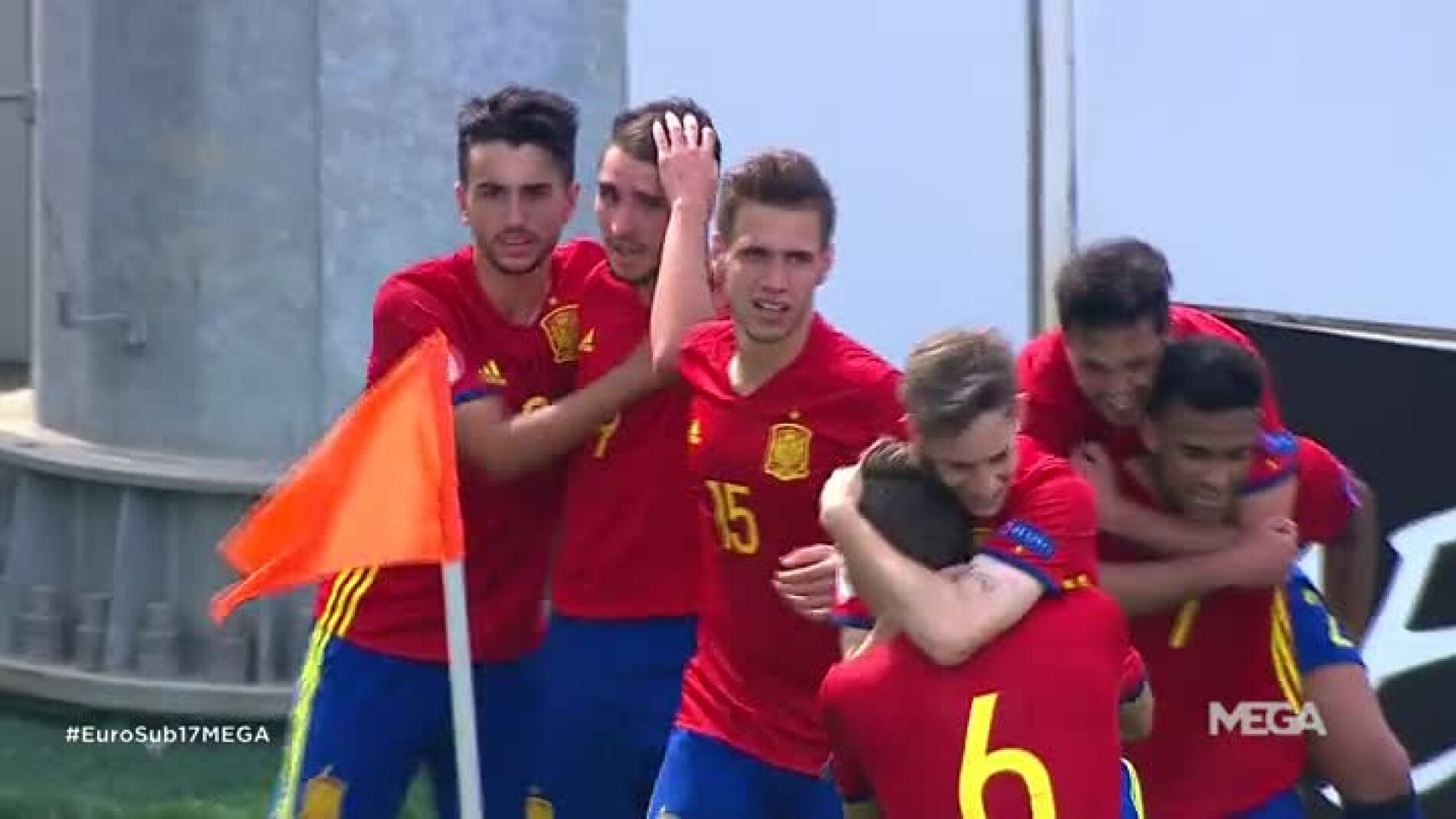 Los jugadores celebran el gol de Abel Ruiz ante Italia
