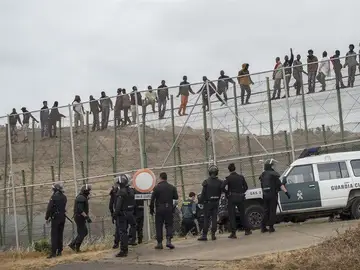 Inmigrantes sobre la valla de Melilla Inmigrantes sobre la valla de Melilla