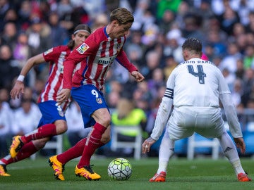 Fernando Torres enfrentando a Sergio Ramos en La Liga