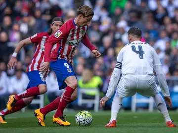 Fernando Torres enfrentando a Sergio Ramos en La Liga Fernando Torres enfrentando a Sergio Ramos en La Liga