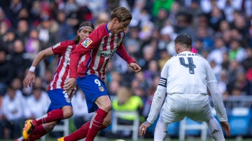 Fernando Torres enfrentando a Sergio Ramos en La Liga