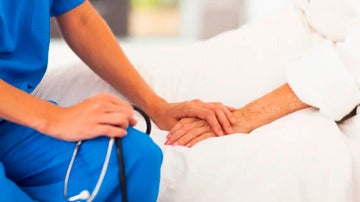 Un enfermero cuidando de una persona