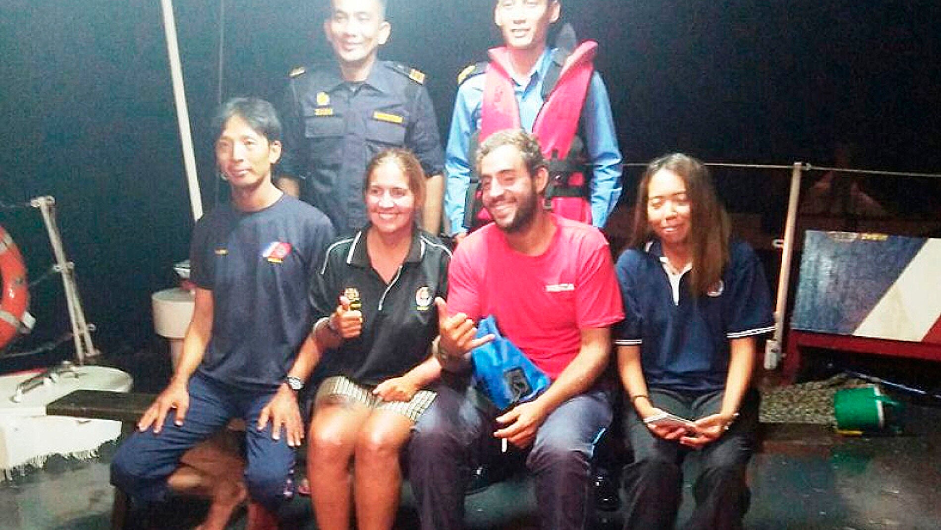Los espa&ntilde;oles, Marta y David, en su llegada a tierra tras el rescate.