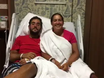 La pareja española rescatada en aguas de Malasia llega a tierra en buen estado La pareja española rescatada en aguas de Malasia llega a tierra en buen estado