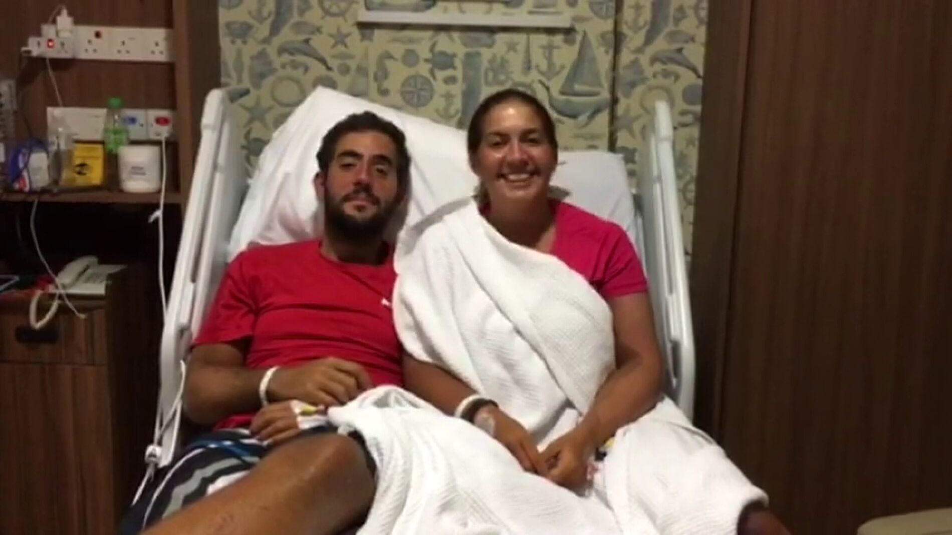 La pareja espa&ntilde;ola rescatada en aguas de Malasia llega a tierra en buen estado